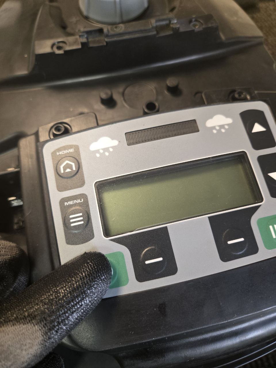 Tastaturfolie austauschen für Mähroboter solo by AL-KO (Modelle: 450W, 520W, 700E+W, 822W, 1200W, 1423W, 2000W, 2323W) und AL-KO (300E, 350W, 500E+W, 550W, 800W, 1150W, 1300W)