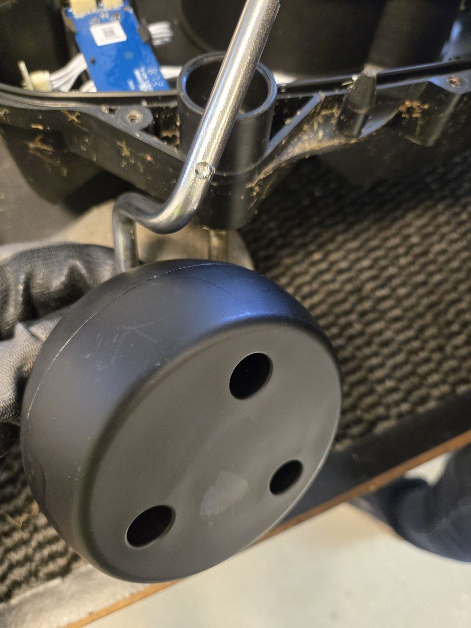 Vorderrad austauschen für Mähroboter Cramer, Greenworks, Powerworks (alle Modelle P3, P5, P10, P15)